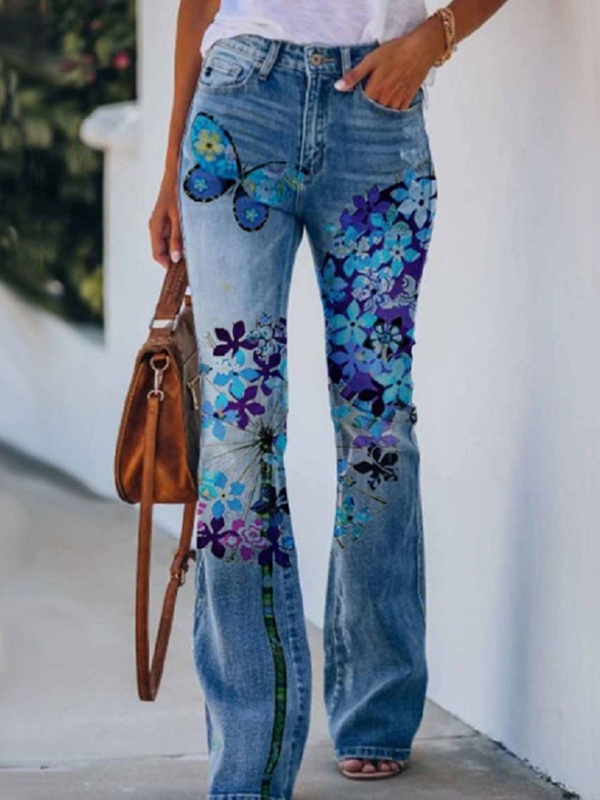 Calça jeans flare feminina despojada com estampa floral